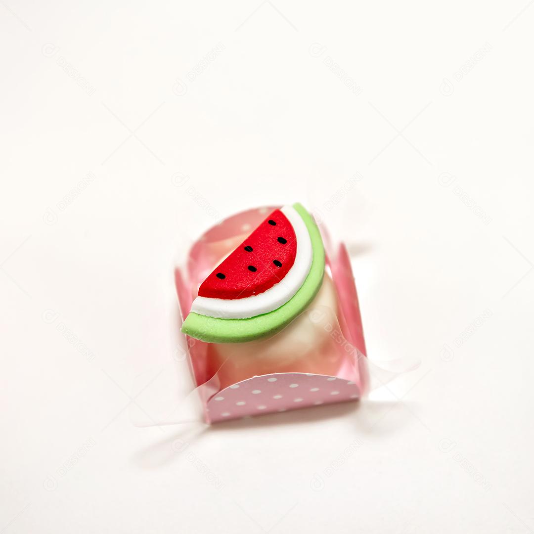 Doce sobre um fundo branco comida doces infantis