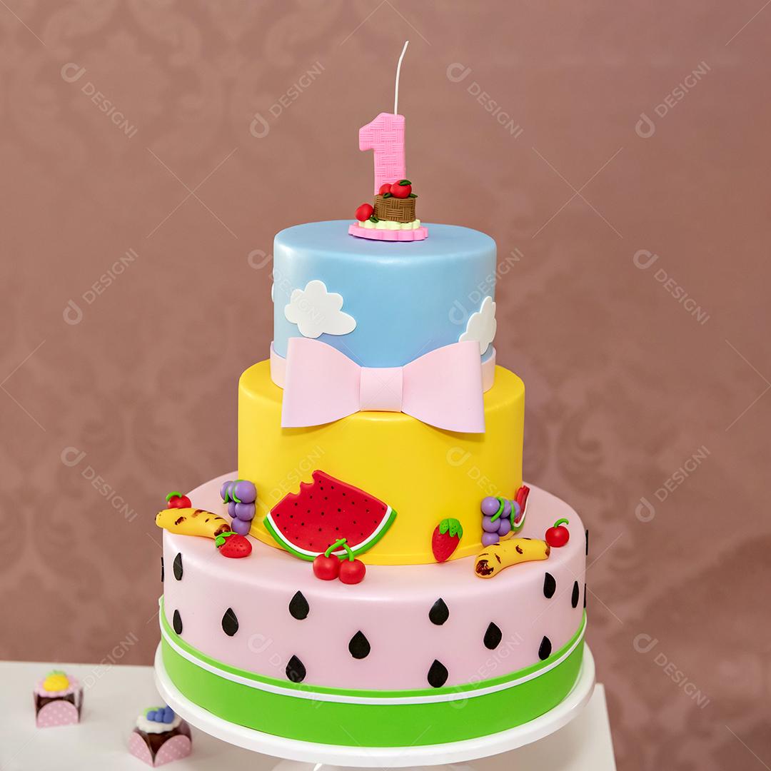 vela no primeiro bolo de aniversário.