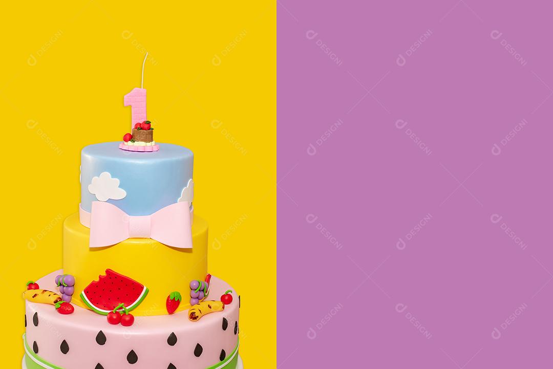 vela no primeiro bolo de aniversário.