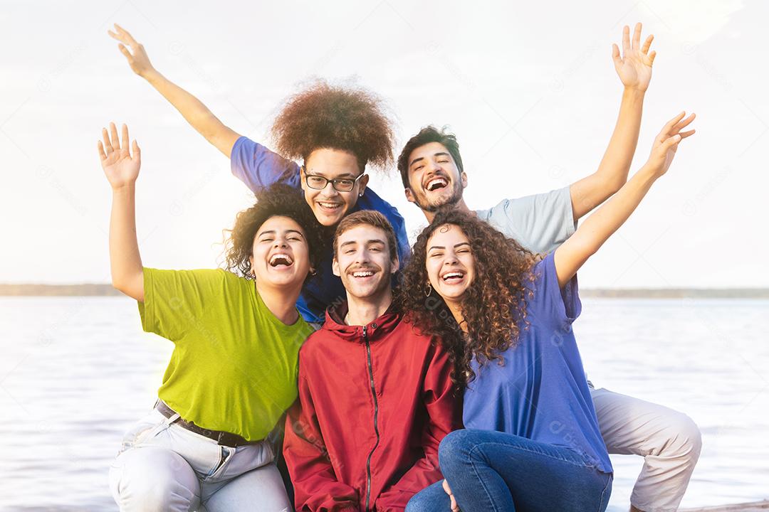 Grupo de jovens multirraciais tirando selfie com um smartphone - Conceito de estilo de vida feliz com jovens