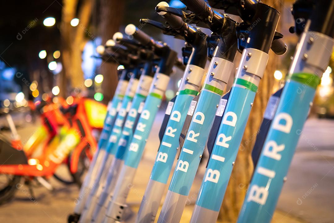 Bike elétrica estacionada sobre ruas cidade