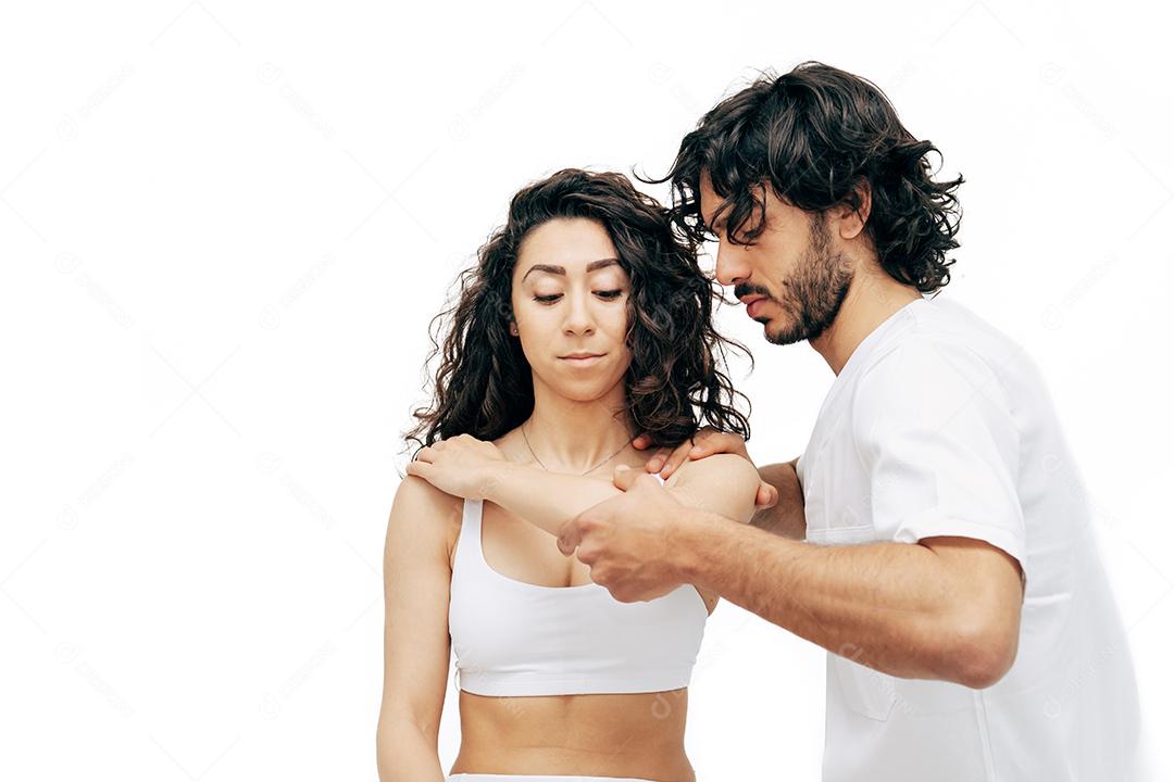 Osteopata de homem fazendo terapia de omoplata em jovem. Conceito de cuidados com o corpo - isolado no branco