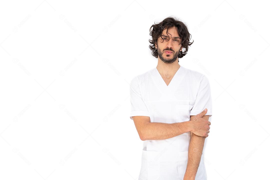 Retrato de um jovem enfermeiro em um uniforme branco isolado no fundo branco - conceito de saúde