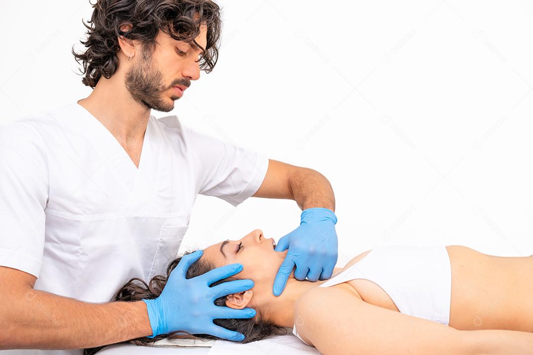 Paciente em terapia biodinâmica craniossacral. Manipulação da Osteopatia.