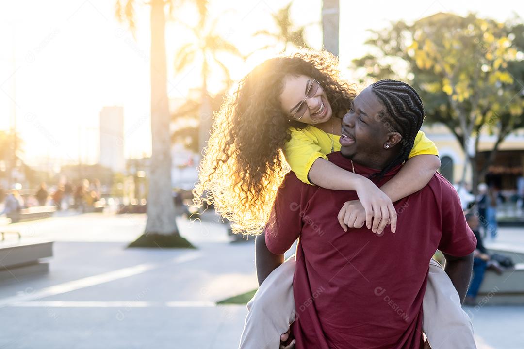 Casal latino de turistas se divertindo andando na rua da cidade no feriado - Amigos felizes rindo juntos nas férias