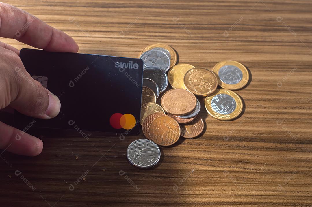 Campinas-sp,Brasil-10 de julho de 2022 : cartão swile com bandeira master card, em mesa de madeira