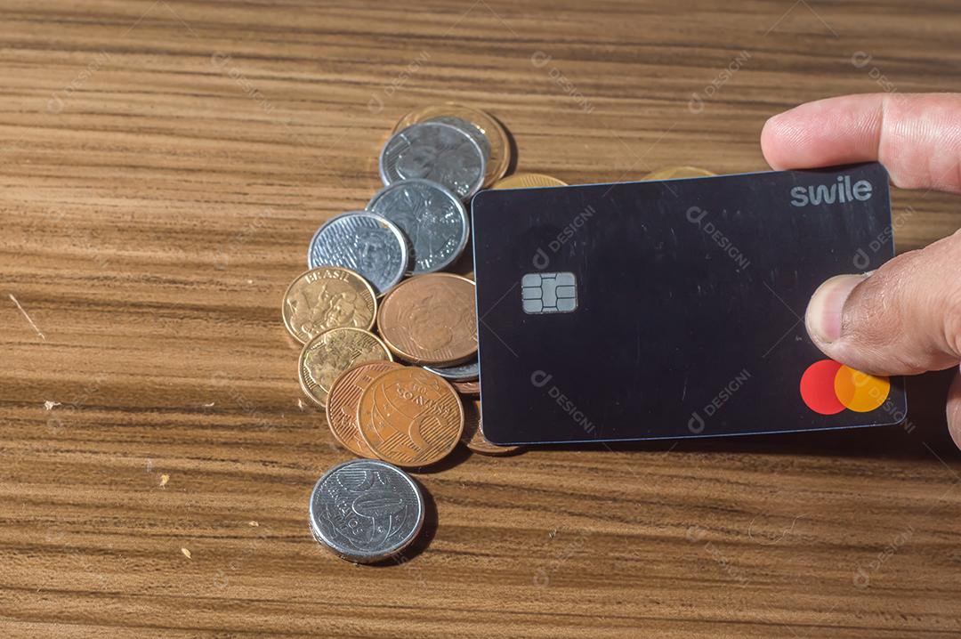 Campinas-sp,Brasil-10 de julho de 2022 : cartão swile com bandeira master card, em mesa de madeira
