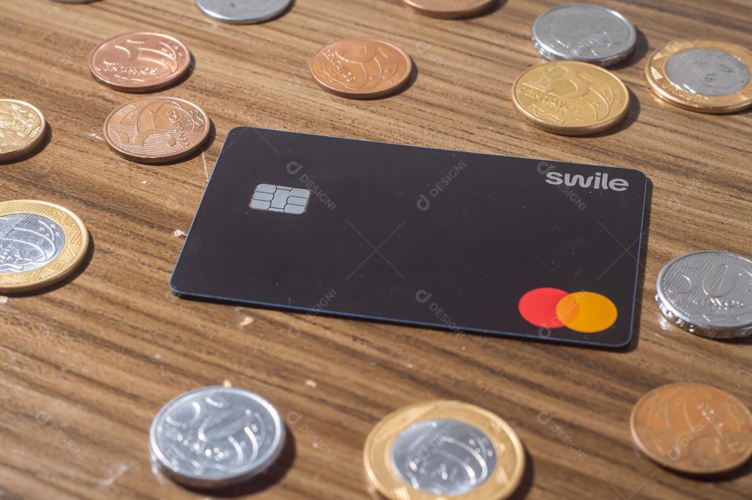 Campinas-sp,Brasil-10 de julho de 2022 : cartão swile com bandeira master card, em mesa de madeira