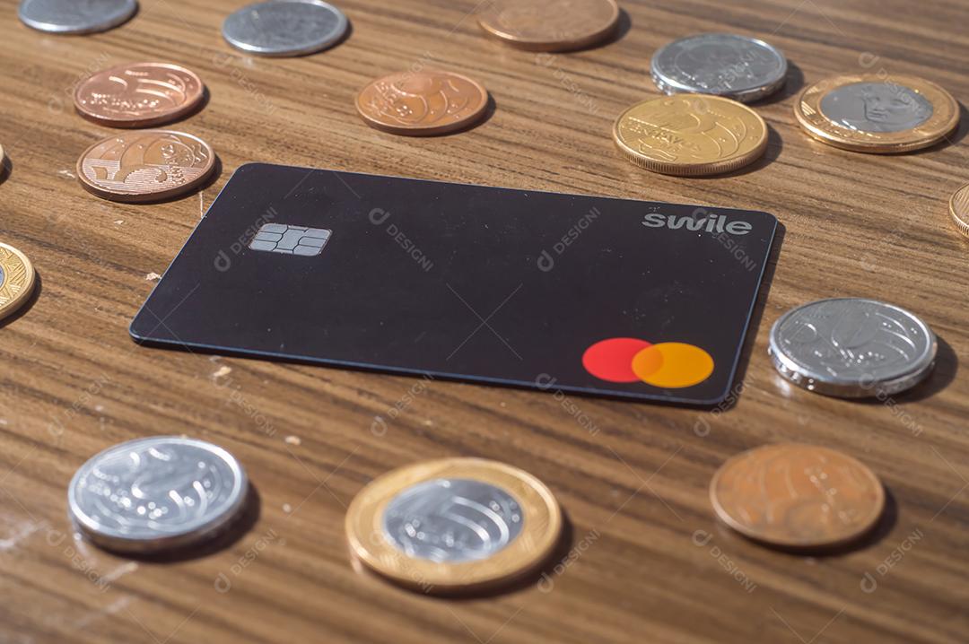 Campinas-sp,Brasil-10 de julho de 2022 : cartão swile com bandeira master card, em mesa de madeira