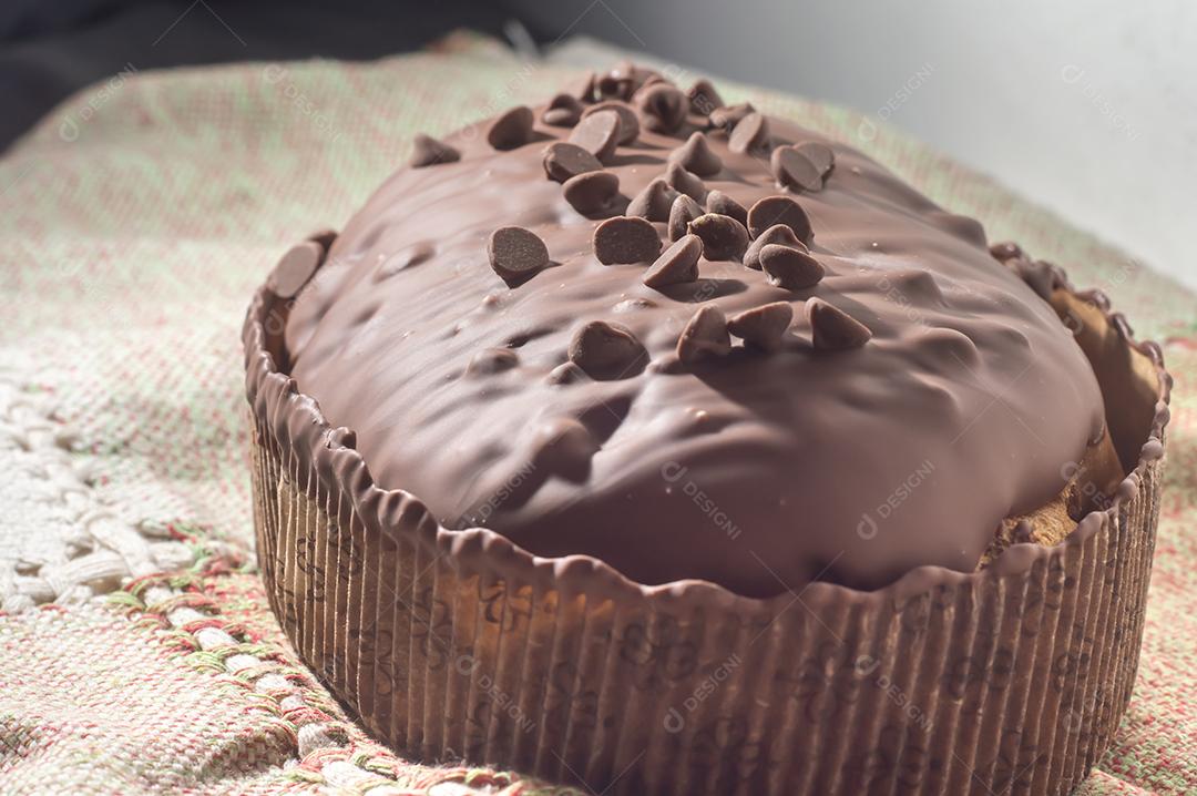 Colomba di Pasqua - bolo de pomba de páscoa tradicional italiano com chocolate..