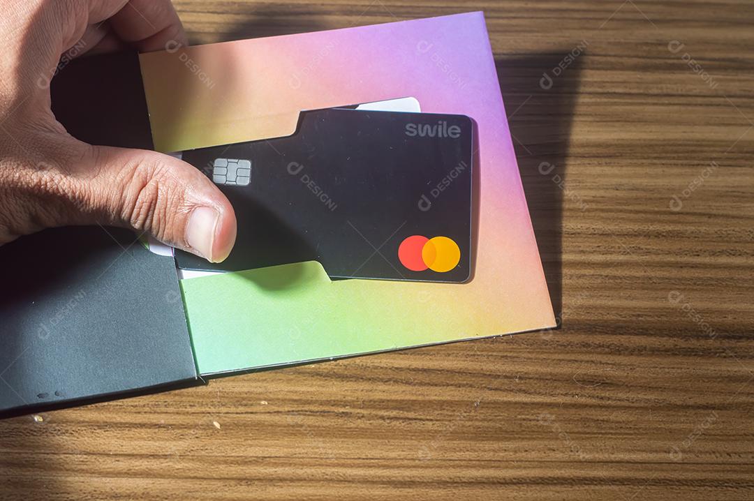 Campinas-sp,Brasil-10 de julho de 2022 : cartão swile com bandeira master card, em mesa de madeira