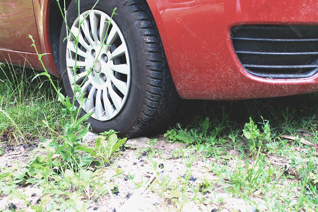não pavimentada e a estrada ruim para o carro