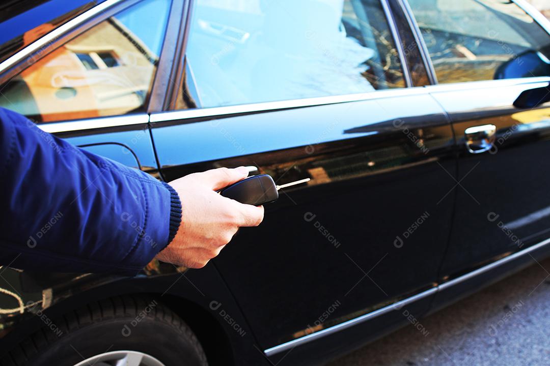 Jovem abrindo o carro com uma chave