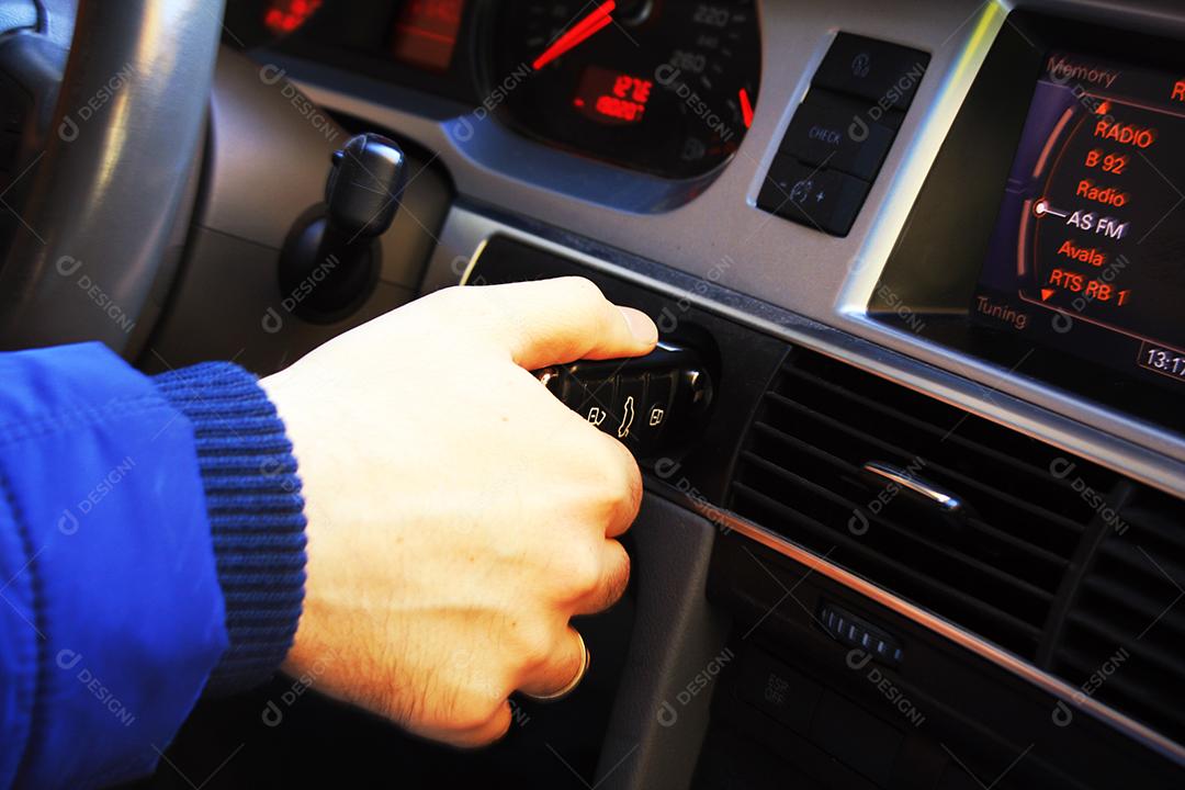 Homem colocando a chave do carro no buraco da fechadura, ligando o carro