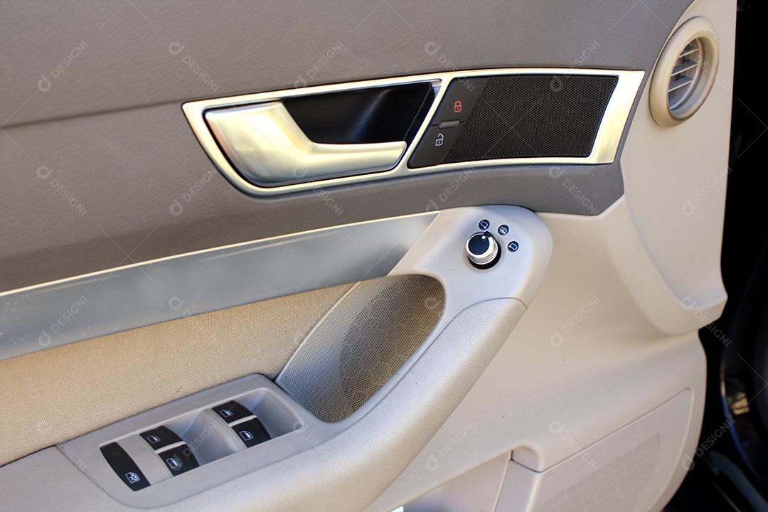 Porta do carro com botões e fechaduras da janela