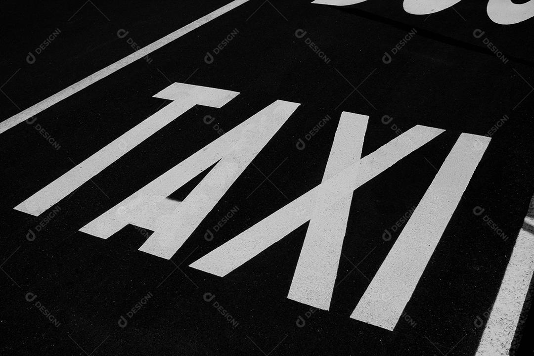 Sinal de parada de táxi na estrada