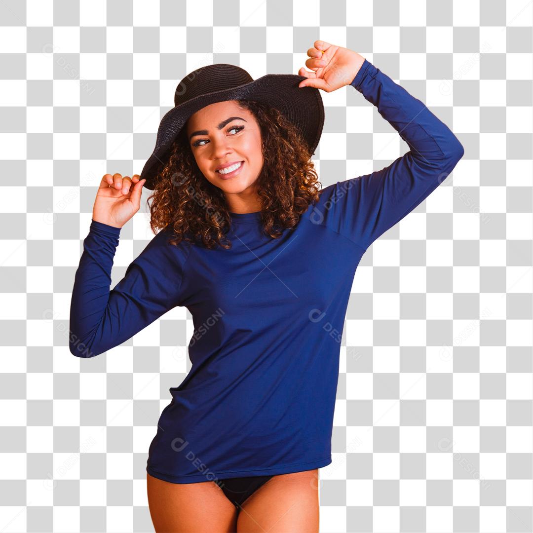 Mulher afro com camiseta e chapéu de praia