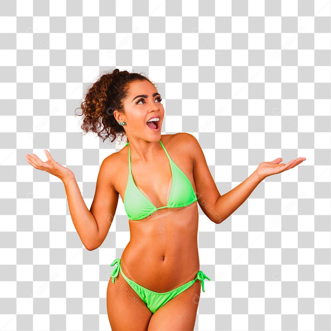 Mulher com roupa de praia biquíni verde com expressão de surpresa