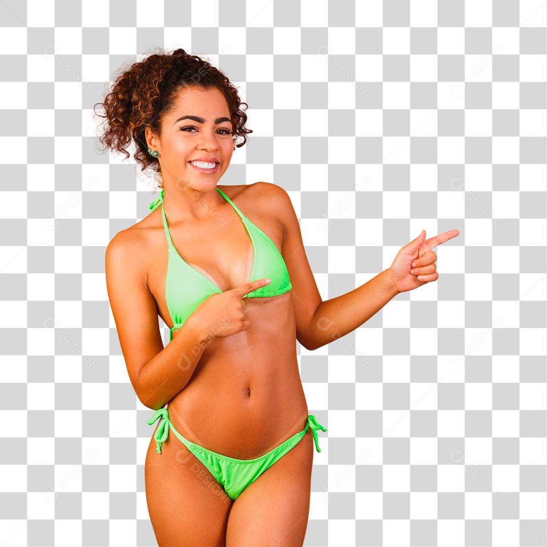 Mulher com roupa de praia biquíni verde apontando para o lado