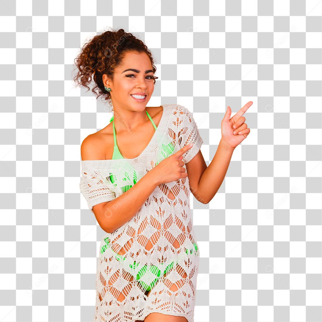 Mulher com roupa de praia e biquíni verde por baixo