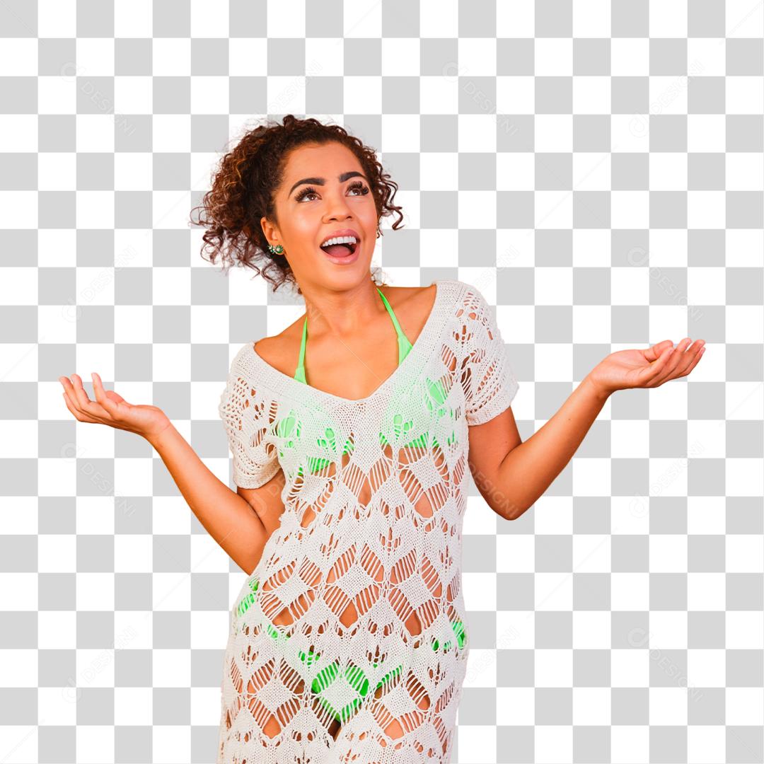 Mulher com roupa de praia e biquíni verde por baixo