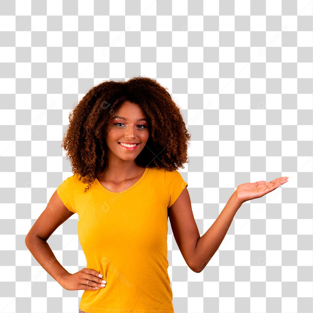 Linda garota afro com cabelo encaracolado, apontando para o lado