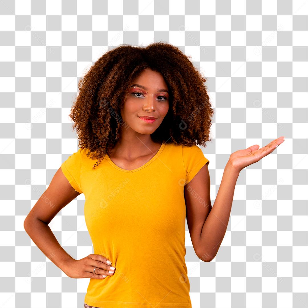 Linda garota afro com cabelo encaracolado, apontando para o lado