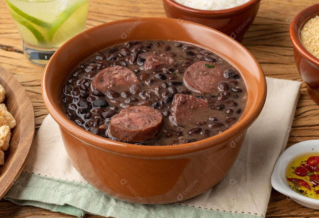 Típica feijoada brasileira com arroz, caipirinha, farofa e cra