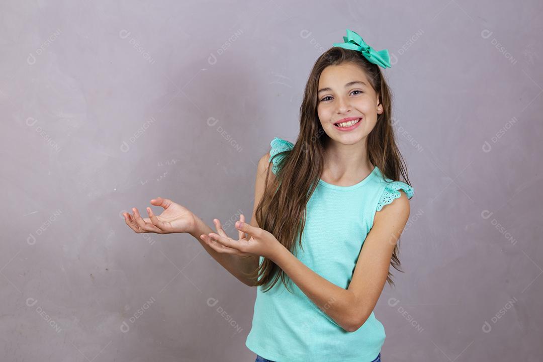 Adorável garota expressiva apontando para o lado