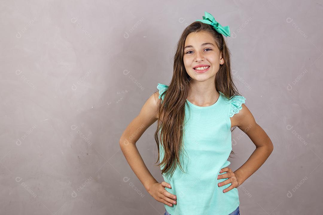 Adorável pré adolescente dez anos sorrindo olhando para a câmera. linda garota sorrindo