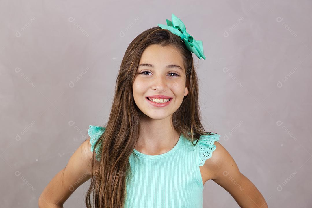 Adorável pré adolescente dez anos sorrindo olhando para a câmera. linda garota sorrindo