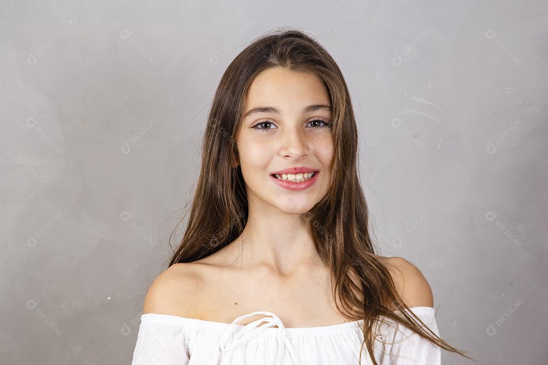 Adorável pré adolescente dez anos sorrindo olhando para a câmera. linda garota sorrindo