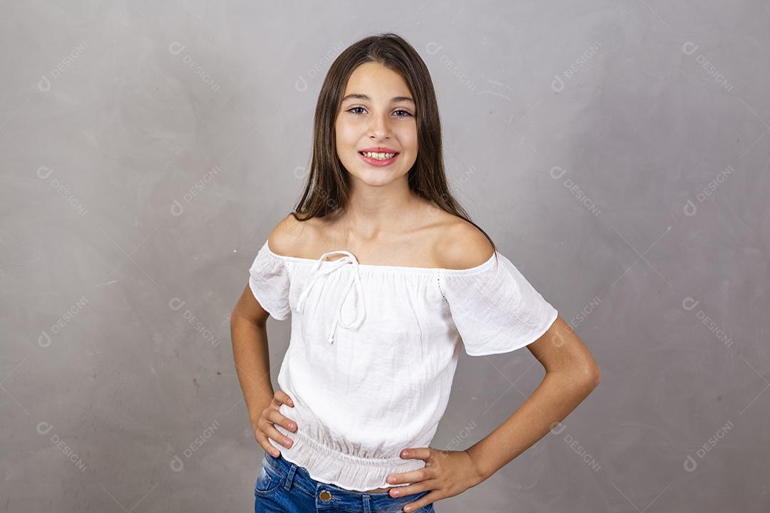 Adorável pré adolescente dez anos sorrindo olhando para a câmera. linda garota sorrindo