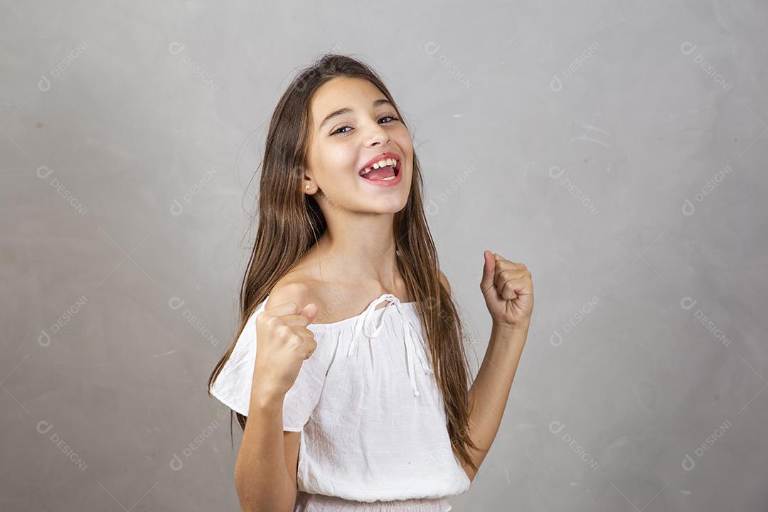 jovem garota caucasiana comemorando a vitória. sim, eu ganhei