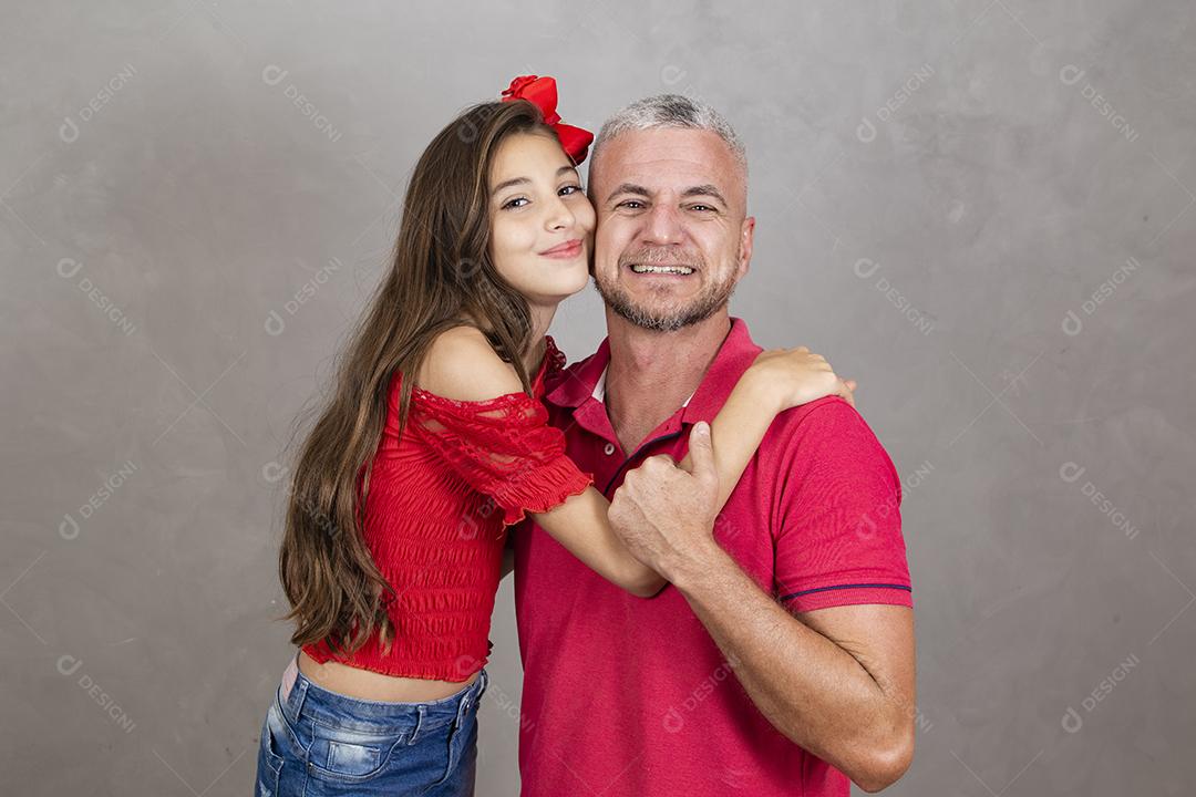 Feliz dia dos pais! Feliz pai caucasiano e filha abraçando no fundo liso