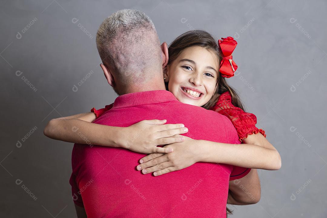 Feliz dia dos pais! Feliz pai caucasiano e filha abraçando no fundo liso o pai está de volta abraçando sua filha