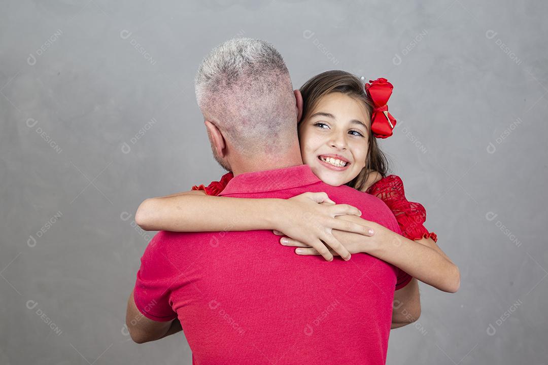 Feliz dia dos pais! Feliz pai caucasiano e filha abraçando no fundo liso o pai está de volta abraçando sua filha