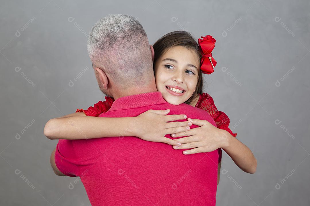 Feliz dia dos pais! Feliz pai caucasiano e filha abraçando no fundo liso o pai está de volta abraçando sua filha