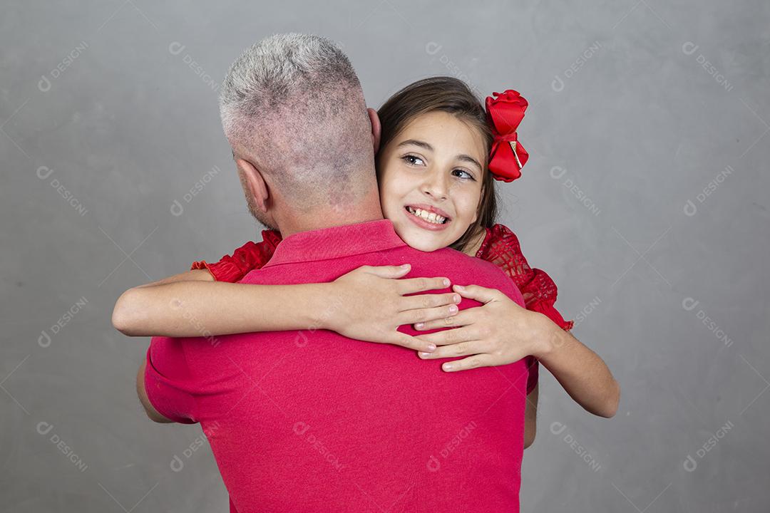 Feliz dia dos pais! Feliz pai caucasiano e filha abraçando no fundo liso o pai está de volta abraçando sua filha