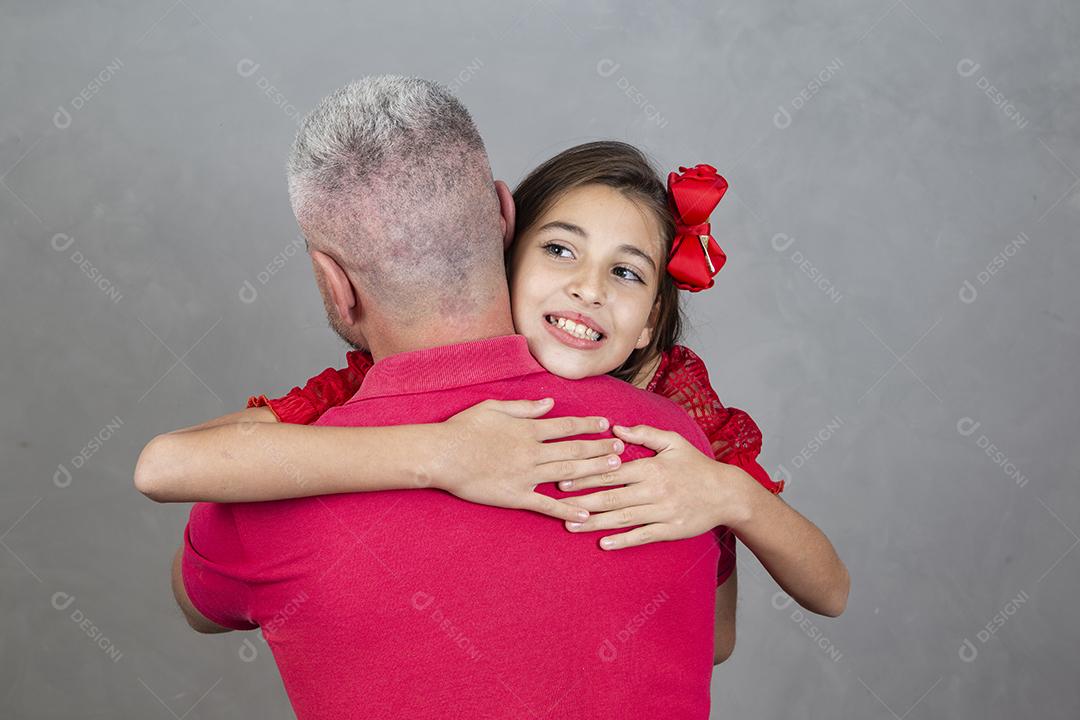 Feliz dia dos pais! Feliz pai caucasiano e filha abraçando no fundo liso o pai está de volta abraçando sua filha