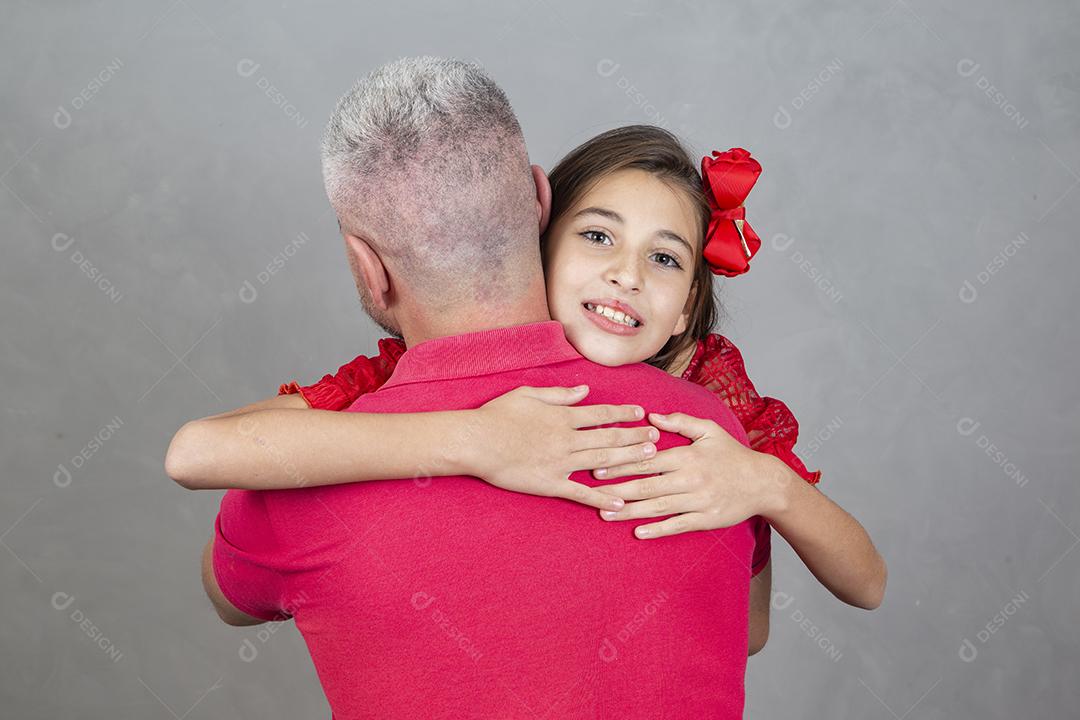 Feliz dia dos pais! Feliz pai caucasiano e filha abraçando no fundo liso o pai está de volta abraçando sua filha