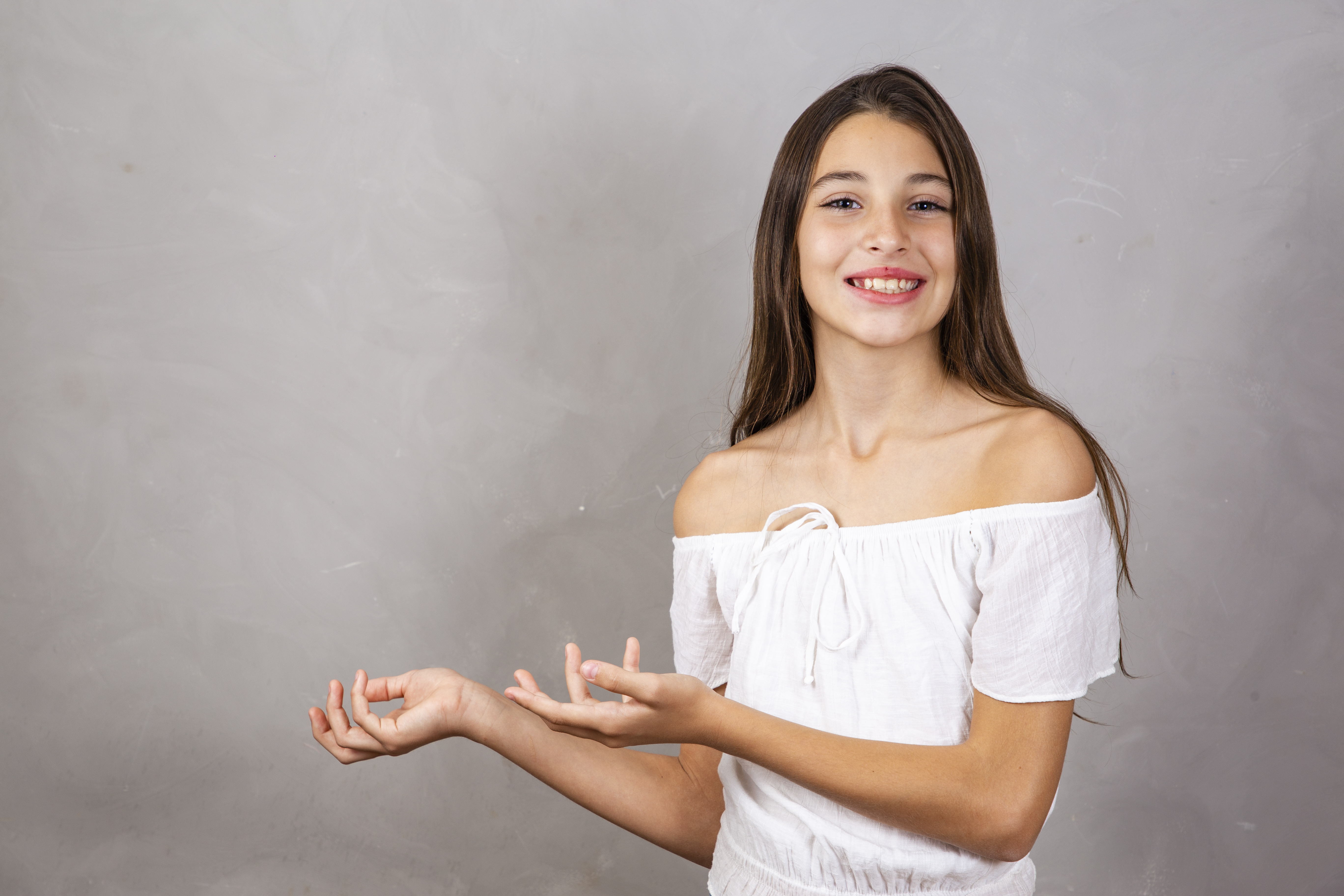 Menina apontando para o lado