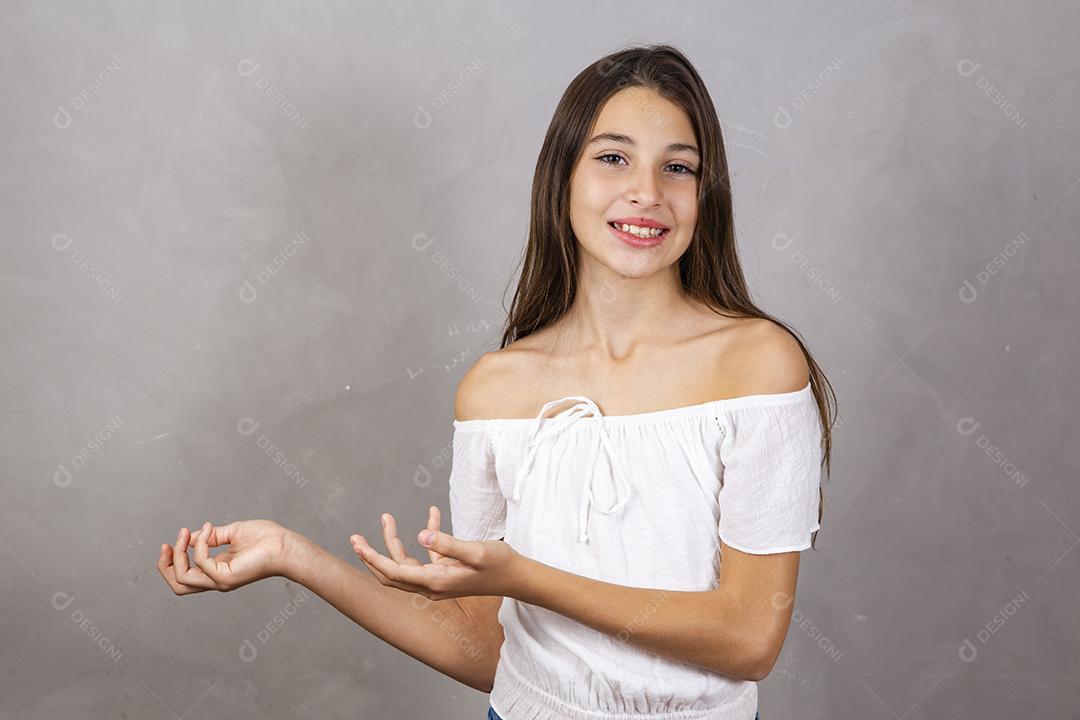 Menina apontando para o lado