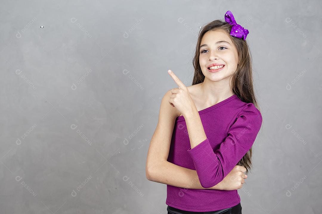 Menina apontando para o lado