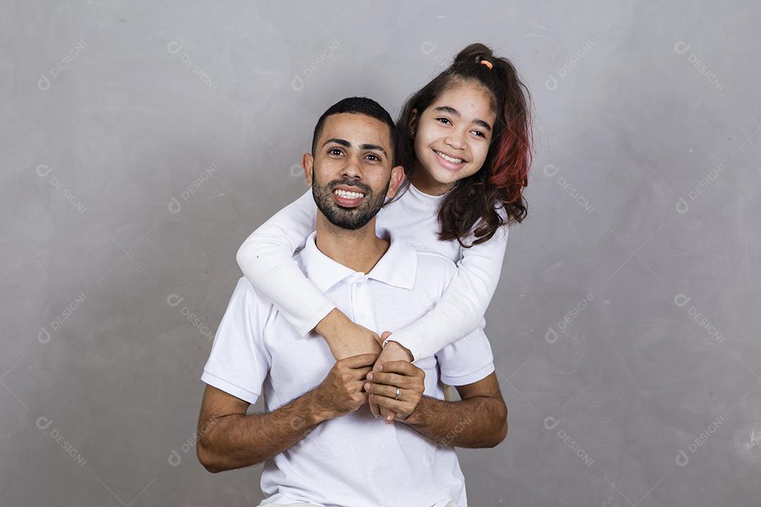 Afro pai e filha em fundo cinza. Feliz dia dos pais! feliz pai e filha