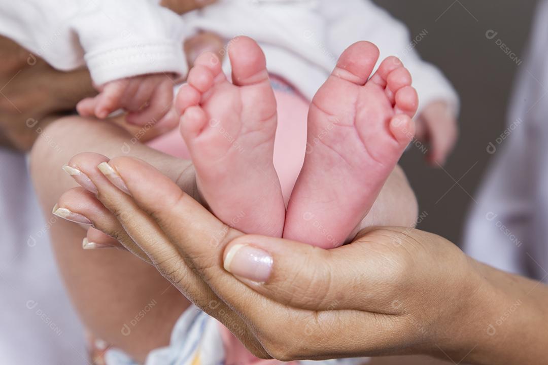 Pés de bebê nas mãos da mãe. Mãe e seu filho. Conceito de família feliz. Linda imagem conceitual da maternidade