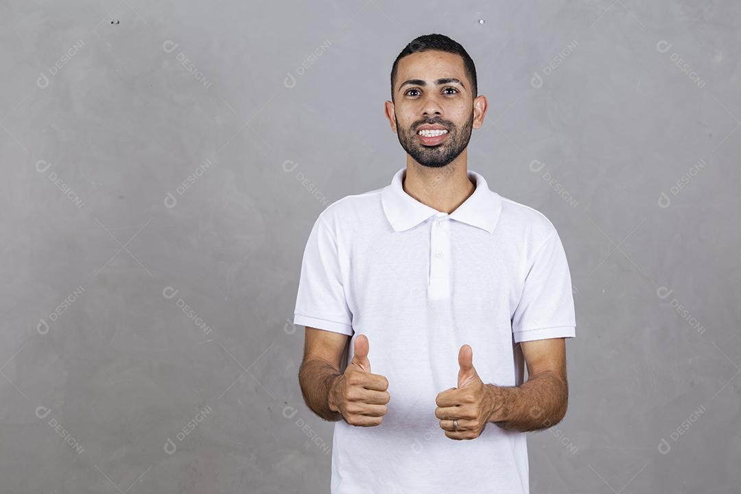 feliz jovem afro aparecendo o polegar. Gesto