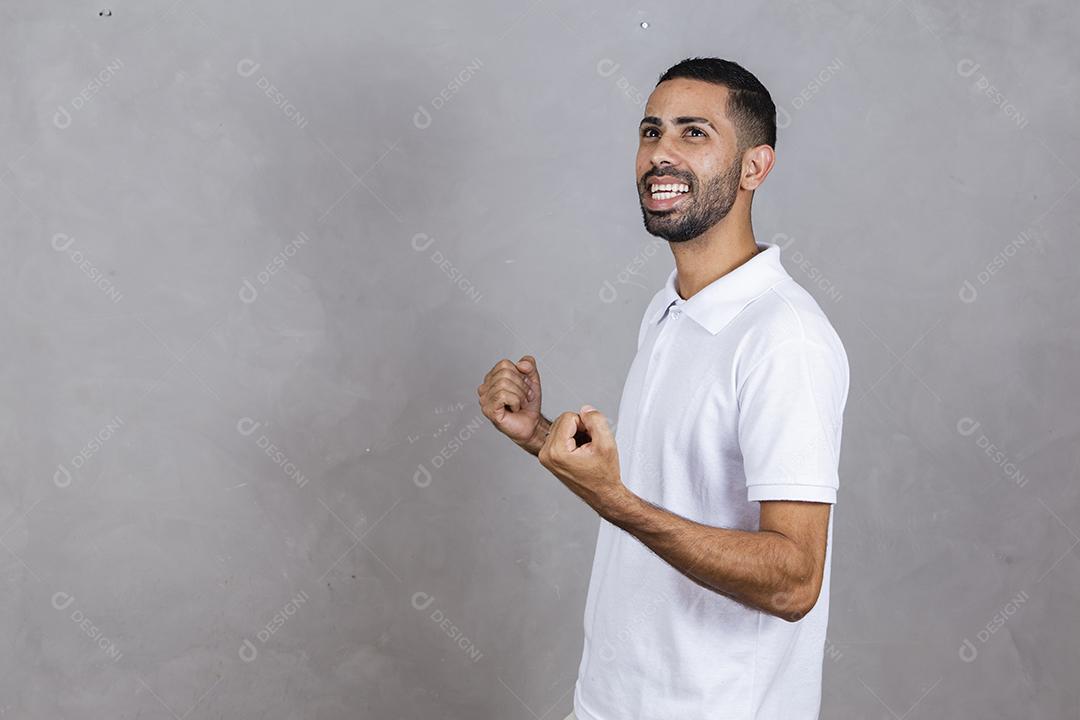 jovem afro comemorando a vitória sobre cinza