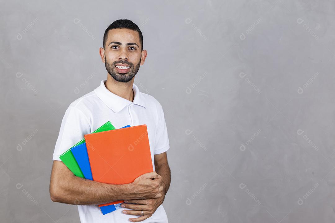 Jovem estudante afro em fundo cinza com espaço livre para texto