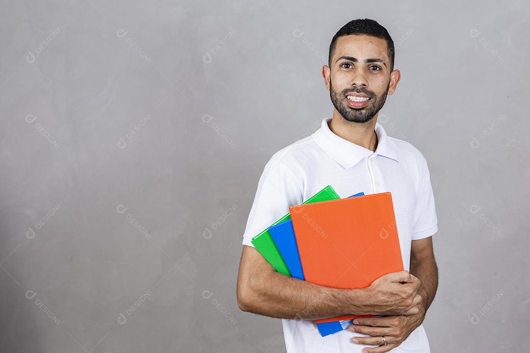 Jovem estudante afro em fundo cinza